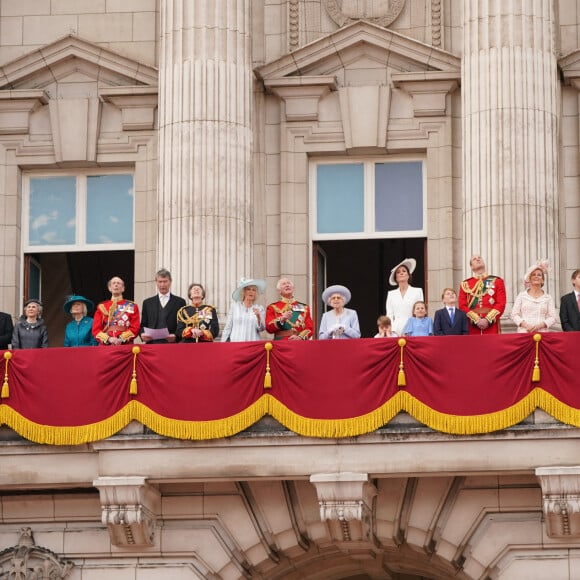 Le prince Richard, duc de Gloucester, Birgitte Eva, duchesse de Gloucester, la princesse Alexandra de Kent, le prince Edward, duc de Kent, Timothy Laurence, la princesse Anne, Camilla Parker Bowles, duchesse de Cornouailles, le prince Charles, prince de Galles, la reine Elisabeth II d'Angleterre, le prince William, duc de Cambridge, et Catherine (Kate) Middleton, duchesse de Cambridge, le prince George de Cambridge, la princesse Charlotte de Cambridge, le prince Louis de Cambridge, Sophie Rhys-Jones, comtesse de Wessex, James Mountbatten-Windsor, Louise Mountbatten-Windsor (Lady Louise Windsor), le prince Edward, comte de Wessex -Les membres de la famille royale saluent la foule depuis le balcon du Palais de Buckingham, lors de la parade militaire "Trooping the Colour" dans le cadre de la célébration du jubilé de platine (70 ans de règne) de la reine Elizabeth II à Londres, le 2 juin 2022. 