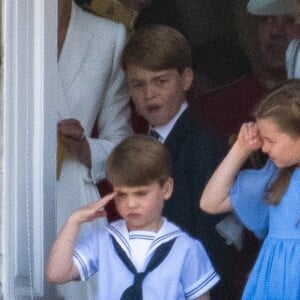 Le prince George de Cambridge, Le prince Louis de Cambridge, La princesse Charlotte de Cambridge et Camilla Parker Bowles, duchesse de Cornouailles, - Les membres de la famille royale saluent la foule depuis le balcon du Palais de Buckingham, lors de la parade militaire "Trooping the Colour" dans le cadre de la célébration du jubilé de platine (70 ans de règne) de la reine Elizabeth II à Londres, Royaume Uni, le 2 juin 2022. 