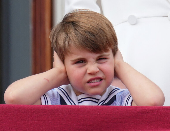 Le prince Louis de Cambridge - Les membres de la famille royale regardent le défilé Trooping the Colour depuis un balcon du palais de Buckingham à Londres lors des célébrations du jubilé de platine de la reine le 2 juin 2022. 