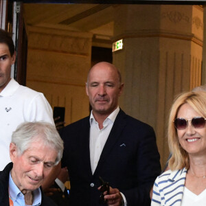 Carlos Moya et Rafael Nadal - Rafael Nadal et son clan quittent le Grand Hôtel à Paris pour rejoindre le Bourget et prendre un jet privé au lendemain de sa 14 ème victoire à Roland-Garros. Paris.