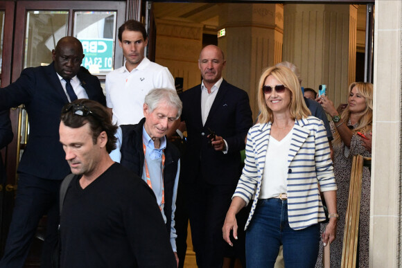 Carlos Moya et Rafael Nadal - Rafael Nadal et son clan quittent le Grand Hôtel à Paris pour rejoindre le Bourget et prendre un jet privé au lendemain de sa 14 ème victoire à Roland-Garros. Paris.