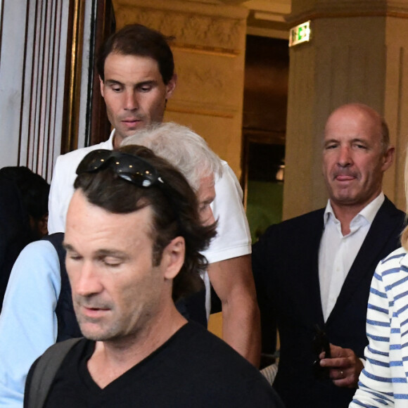 Carlos Moya et Rafael Nadal - Rafael Nadal et son clan quittent le Grand Hôtel à Paris pour rejoindre le Bourget et prendre un jet privé au lendemain de sa 14 ème victoire à Roland-Garros. Paris le 6 juin 2022