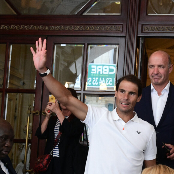 Rafael Nadal - Rafael Nadal et son clan quittent le Grand Hôtel à Paris pour rejoindre le Bourget et prendre un jet privé au lendemain de sa 14 ème victoire à Roland-Garros. Paris le 6 juin 2022