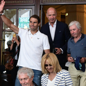 Rafael Nadal - Rafael Nadal et son clan quittent le Grand Hôtel à Paris pour rejoindre le Bourget et prendre un jet privé au lendemain de sa 14 ème victoire à Roland-Garros. Paris le 6 juin 2022