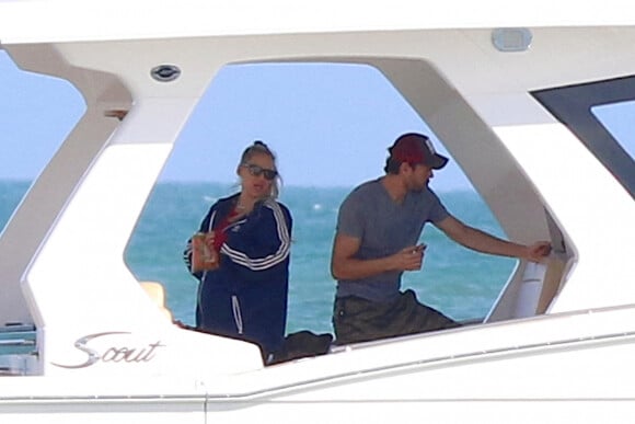 Exclusif - Enrique Iglesias et sa compagne Anna Kournikova (enceinte de leur 3ème enfant) sur un yacht à Miami. Le 26 janvier 2020 