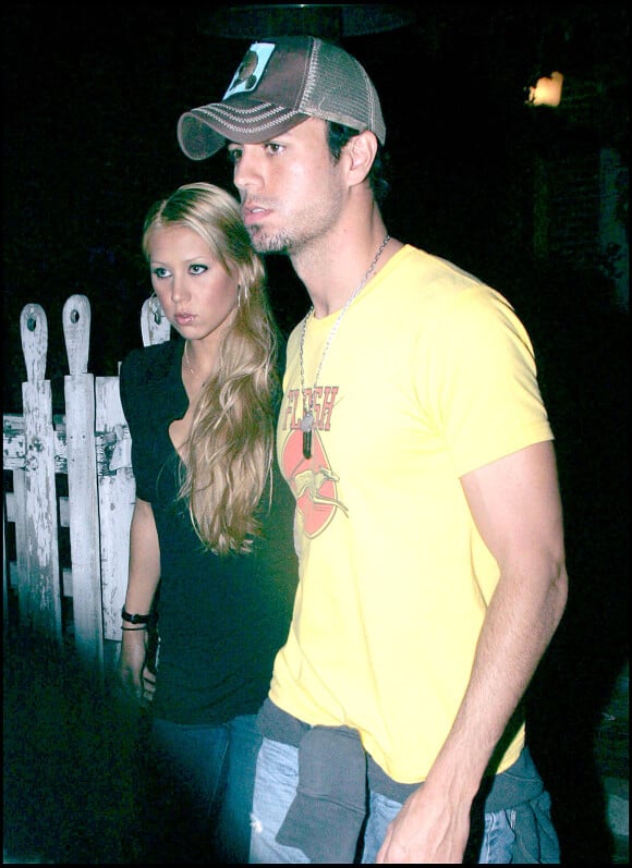 Enrique Iglesias et Anna Kournikova sortent de The Ivy à Beverly Hills, en 2005