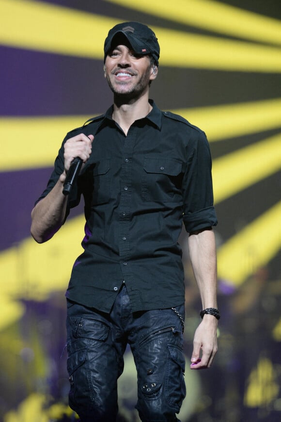 Enrique Iglesias est en concert sur la scène du FTX Arena de Miami, en Floride le 22 octobre 2021 