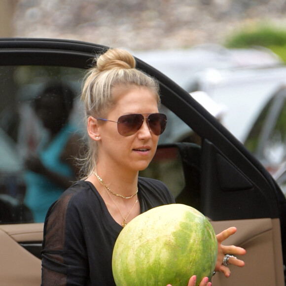 Exclusif - Anna Kournikova, qui a retrouvé une ligne impeccable 7 mois après avoir accouché de jumeaux, est allée faire le plein de courses à Miami, le 30 juillet 2018. 