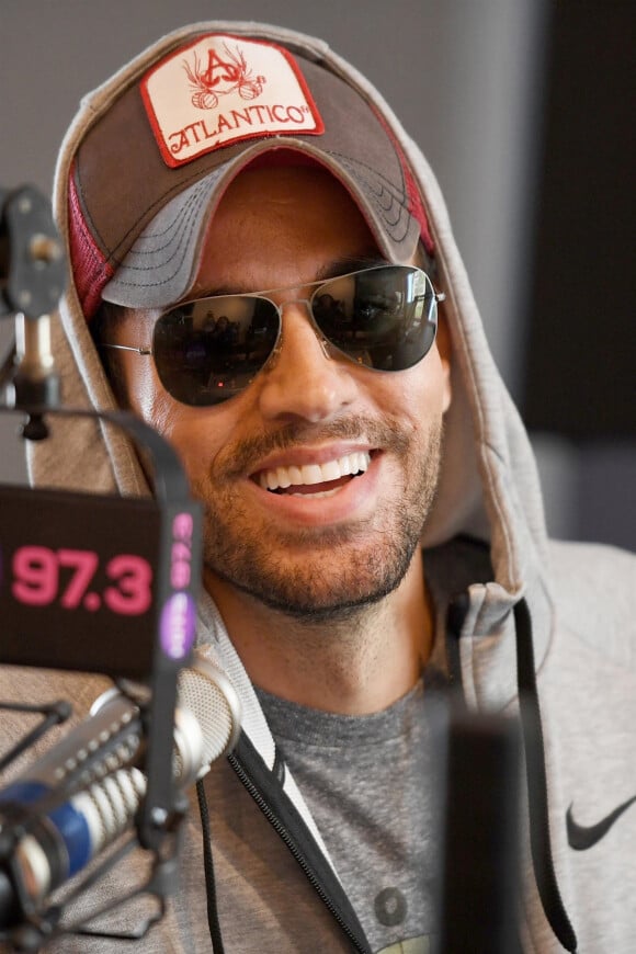 Enrique Iglesias pose dans les studios de la radio Hits à Hollywood en Floride, le 3 mai 2018. 