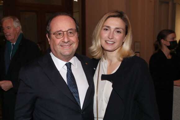 François Hollande et sa compagne Julie Gayet - Vernissage de l'exposition de la Collection François Pinault du Sculpteur Charles Ray à la Bourse du Commerce à Paris, France.