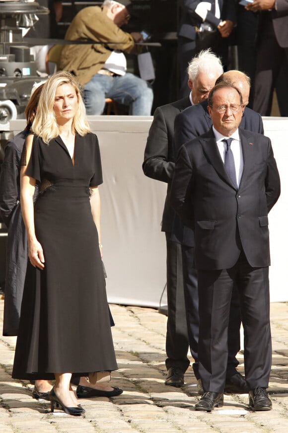 Julie Gayet et son compagnon Francois Hollande lors de la cérémonie d'hommage national à Jean-Paul Belmondo à l'Hôtel des Invalides à Paris