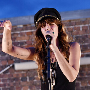 Exclusif - Lou Doillon en concert lors de la soirée de présentation de la nouvelle plateforme de marque "Génération IKKS" et de la première capsule iconique "La Leather Story" sur les toits de la capitale, rue d'Abbeville, à Paris. Le 8 septembre 2021 © Rachid Bellak / Bestimage 