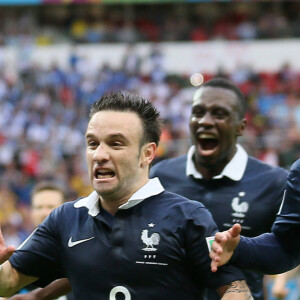 Karim Benzema après son but avec Patrice Evra, Mathieu Valbuena et Antoine Griezmann lors du match de l'équipe de France contre l'équipe du Honduras au stade Beira-Rio à Porto Alegre, le 15 juin 2014 pour le premier match de l'équipe de France (groupe E) à la coupe du monde de football de la FIFA.