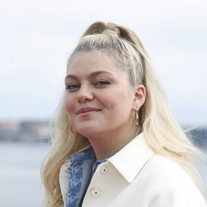 Louane Emera - Photocall de la série "Visions" lors de la 5e saison du festival International des Séries "Canneseries" à Cannes. © Denis Guignebourg/Bestimage