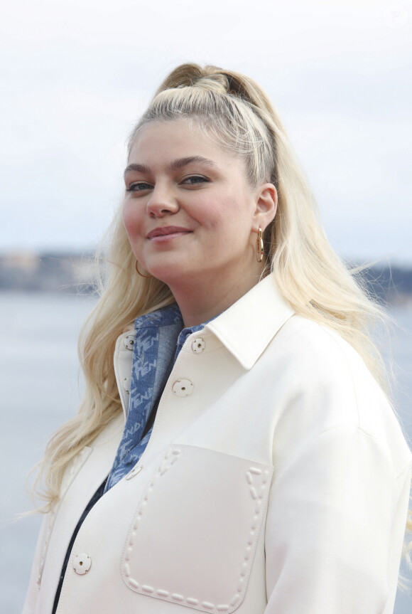 Louane Emera - Photocall de la série "Visions" lors de la 5e saison du festival International des Séries "Canneseries" à Cannes. © Denis Guignebourg/Bestimage