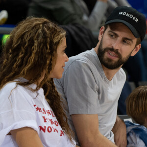 Shakira, son compagnon Gerard Piqué et leurs enfants Sasha, Milan dans les tribunes du match de basket entre le FC Barcelone et San Pablo Burgos à Barcelone
