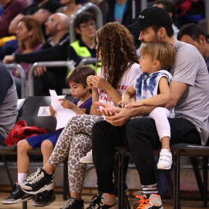 Shakira, son compagnon Gerard Piqué et leurs enfants Sasha, Milan dans les tribunes du match de basket entre le FC Barcelone et San Pablo Burgos à Barcelone le 10 mars 2019. 