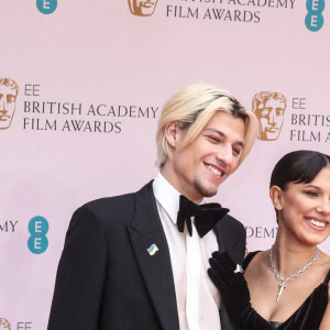 Jake Bongiovi, Millie Bobby Brown - Photocall de la cérémonie des BAFTA 2022 (British Academy Film Awards) au Royal Albert Hall à Londres, le 13 mars 2022.
