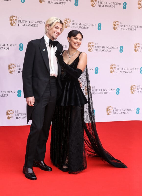 Jake Bongiovi, Millie Bobby Brown - Photocall de la cérémonie des BAFTA 2022 (British Academy Film Awards) au Royal Albert Hall à Londres, le 13 mars 2022.