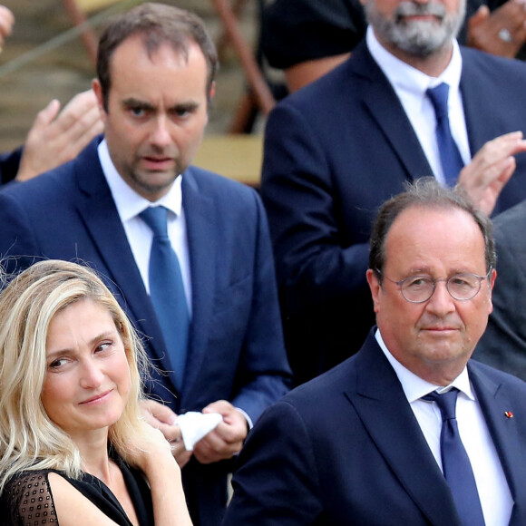 François Hollande et sa compagne Julie Gayet lors de la cérémonie d'hommage national à Jean-Paul Belmondo à l'Hôtel des Invalides à Paris, France, le 9 septembre 2021. © Dominique Jacovides/Bestimage 