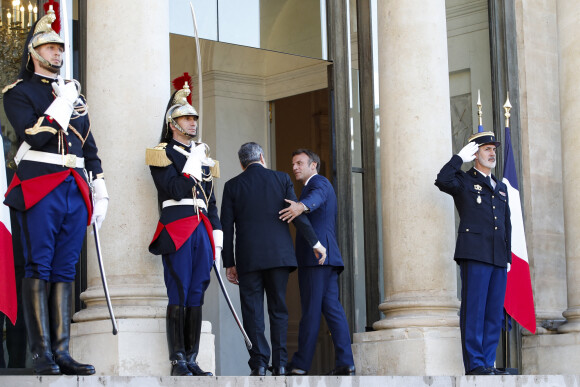 Le président Emmanuel Macron accueille Mario Draghi, premier ministre d'Italie, au palais de l'Elysée à Paris le 8 juin 2022