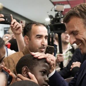 Le président français Emmanuel Macron se rend dans un DOJO solidaire à Clichy-sous-Bois pour un déplacement consacré à la place du sport et la pratique sportive, le 8 juini 2022