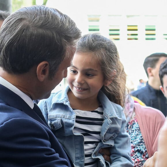 Le président français Emmanuel Macron se rend dans un DOJO solidaire à Clichy-sous-Bois pour un déplacement consacré à la place du sport et la pratique sportive, le 8 juini 2022