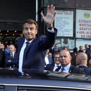 Le président français Emmanuel Macron se rend dans un DOJO solidaire à Clichy-sous-Bois pour un déplacement consacré à la place du sport et la pratique sportive, le 8 juin 2022