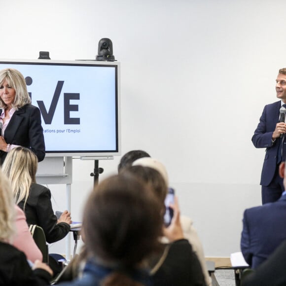 Le président français Emmanuel Macron et la première dame Brigitte Macron se rendent dans une association de réinsertion scolaire "Live", où elle intervient une fois par mois, à Clichy-sous-Bois, le 8 juin 2022