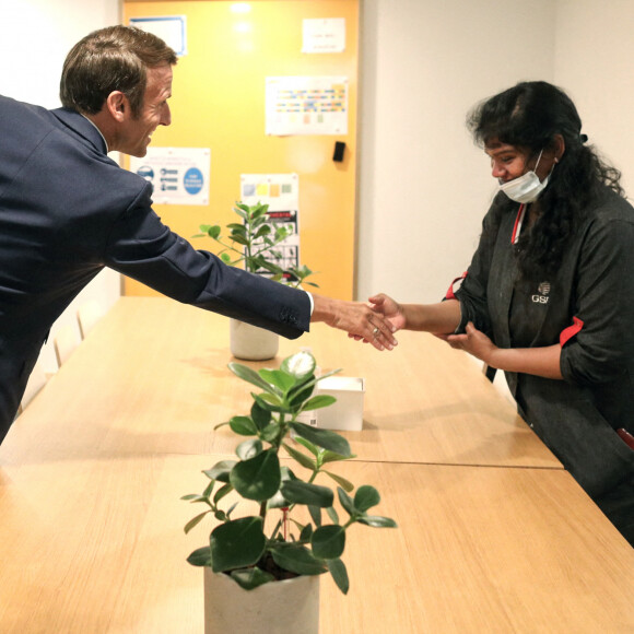 Le président français Emmanuel Macron et la première dame Brigitte Macron se rendent dans une association de réinsertion scolaire "Live", où elle intervient une fois par mois, à Clichy-sous-Bois, le 8 juin 2022