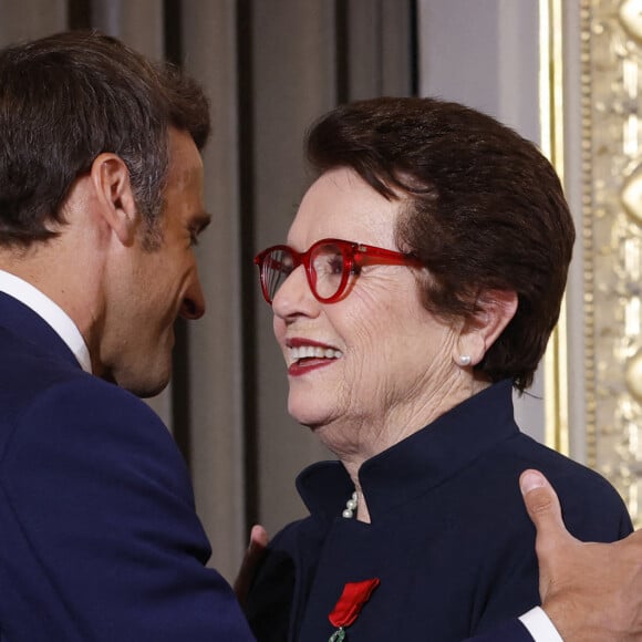 Le président de la République française, Emmanuel Macron décore de la Légion d'honneur la légende du tennis Billie Jean King au palais de l'Elysée à Paris, France, le 3 juin 2022