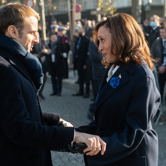 Emmanuel Macron, président de la République française et Kamala Harris, vice-présidente des États-Unis lors d'une cérémonie à l'Arc de Triomphe et sur la Tombe du Soldat inconnu, dans le cadre des commémorations marquant le 103ème anniversaire de l'armistice du 11 novembre 1918, mettant fin à la Première Guerre mondiale (WWI) à l'Arc de Triomphe à Paris, France, le 11 novembre 2021. © Laurent Zabulon/Pool/Bestimage  French President during a ceremony at the Arc de Triomphe and the Tomb of the Unknown Soldier in Paris on November 11, 2021, as part of commemorations marking the 103rd anniversary of the November 11, 1918 Armistice, ending World War I (WWI). 