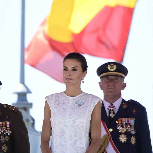 La reine Letizia d'Espagne assiste à la remise de l'enseigne nationale à la "force de guerre navale spéciale" à Carthagène, le 7 juin 2022. 