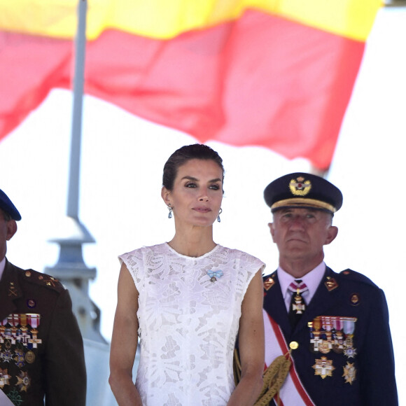 La reine Letizia d'Espagne assiste à la remise de l'enseigne nationale à la "force de guerre navale spéciale" à Carthagène, le 7 juin 2022. 