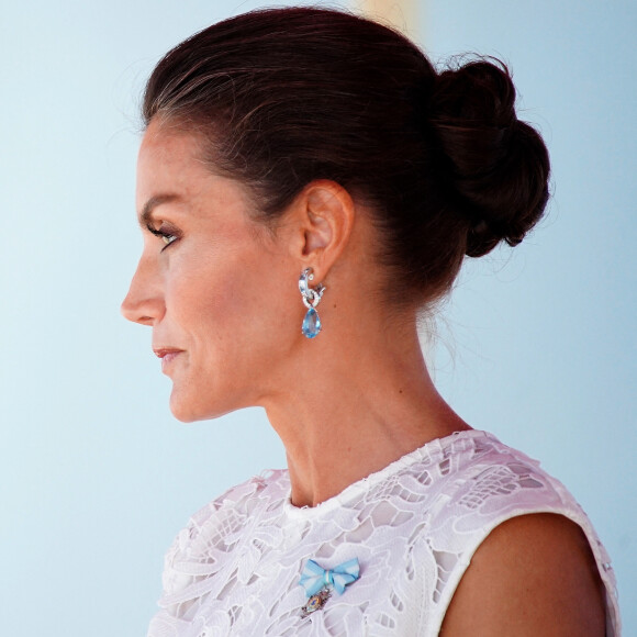 La reine Letizia d'Espagne assiste à la remise de l'enseigne nationale à la "force de guerre navale spéciale" à Carthagène, le 7 juin 2022. 
