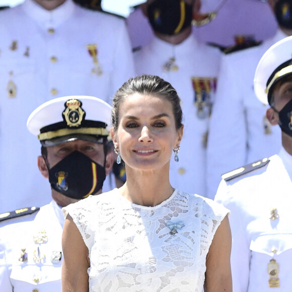 La reine Letizia d'Espagne assiste à la remise de l'enseigne nationale à la "force de guerre navale spéciale" à Carthagène, le 7 juin 2022. 