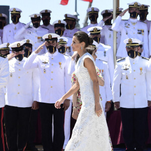 La reine Letizia d'Espagne assiste à la remise de l'enseigne nationale à la "force de guerre navale spéciale" à Carthagène, le 7 juin 2022. 