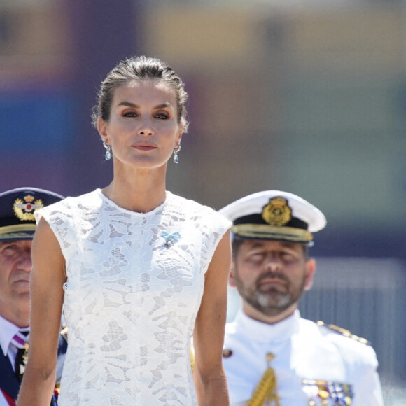 La reine Letizia d'Espagne assiste à la remise de l'enseigne nationale à la "force de guerre navale spéciale" à Carthagène, le 7 juin 2022. 