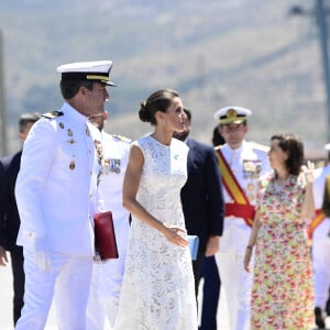 La reine Letizia d'Espagne assiste à la remise de l'enseigne nationale à la "force de guerre navale spéciale" à Carthagène, le 7 juin 2022. 