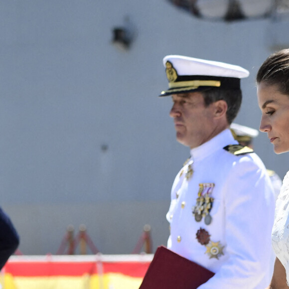 La reine Letizia d'Espagne assiste à la remise de l'enseigne nationale à la "force de guerre navale spéciale" à Carthagène, le 7 juin 2022. 