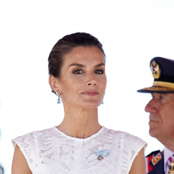 La reine Letizia d'Espagne assiste à la remise de l'enseigne nationale à la "force de guerre navale spéciale" à Carthagène, le 7 juin 2022. 