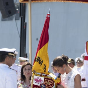 La reine Letizia d'Espagne assiste à la remise de l'enseigne nationale à la "force de guerre navale spéciale" à Carthagène, le 7 juin 2022. 