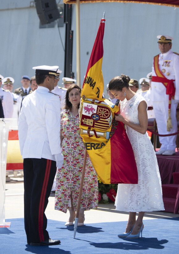 La reine Letizia d'Espagne assiste à la remise de l'enseigne nationale à la "force de guerre navale spéciale" à Carthagène, le 7 juin 2022. 