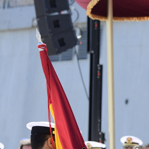 La reine Letizia d'Espagne assiste à la remise de l'enseigne nationale à la "force de guerre navale spéciale" à Carthagène, le 7 juin 2022. 