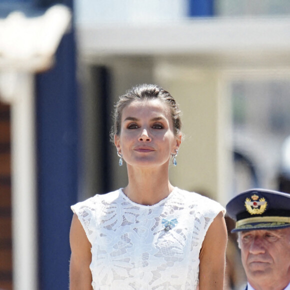 La reine Letizia d'Espagne assiste à la remise de l'enseigne nationale à la "force de guerre navale spéciale" à Carthagène, le 7 juin 2022. 