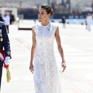 La reine Letizia d'Espagne assiste à la remise de l'enseigne nationale à la "force de guerre navale spéciale" à Carthagène, le 7 juin 2022. 