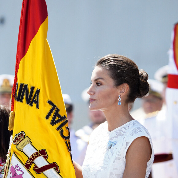 La reine Letizia d'Espagne assiste à la remise de l'enseigne nationale à la "force de guerre navale spéciale" à Carthagène, le 7 juin 2022. 