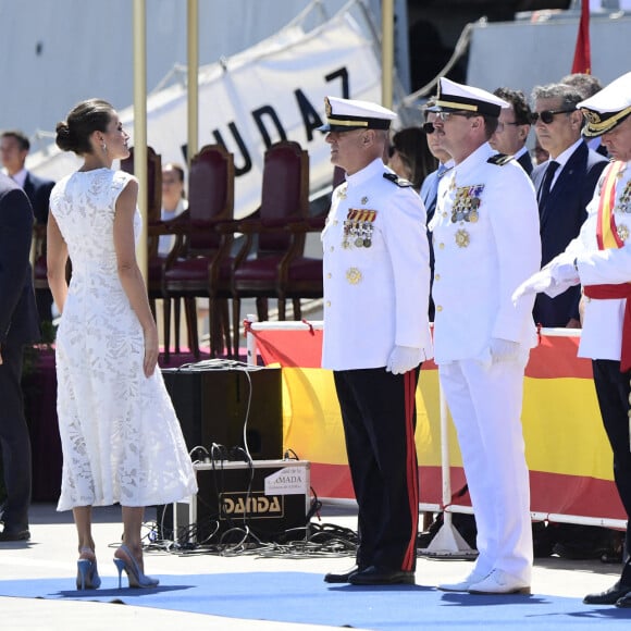 La reine Letizia d'Espagne assiste à la remise de l'enseigne nationale à la "force de guerre navale spéciale" à Carthagène, le 7 juin 2022. 