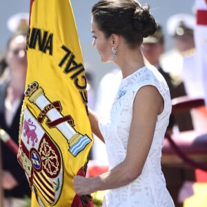 La reine Letizia d'Espagne assiste à la remise de l'enseigne nationale à la "force de guerre navale spéciale" à Carthagène, le 7 juin 2022. 