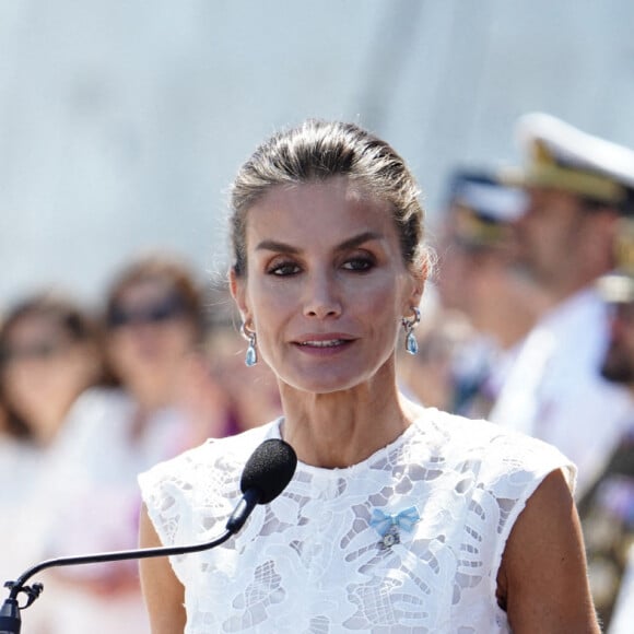 La reine Letizia d'Espagne assiste à la remise de l'enseigne nationale à la "force de guerre navale spéciale" à Carthagène, le 7 juin 2022. 